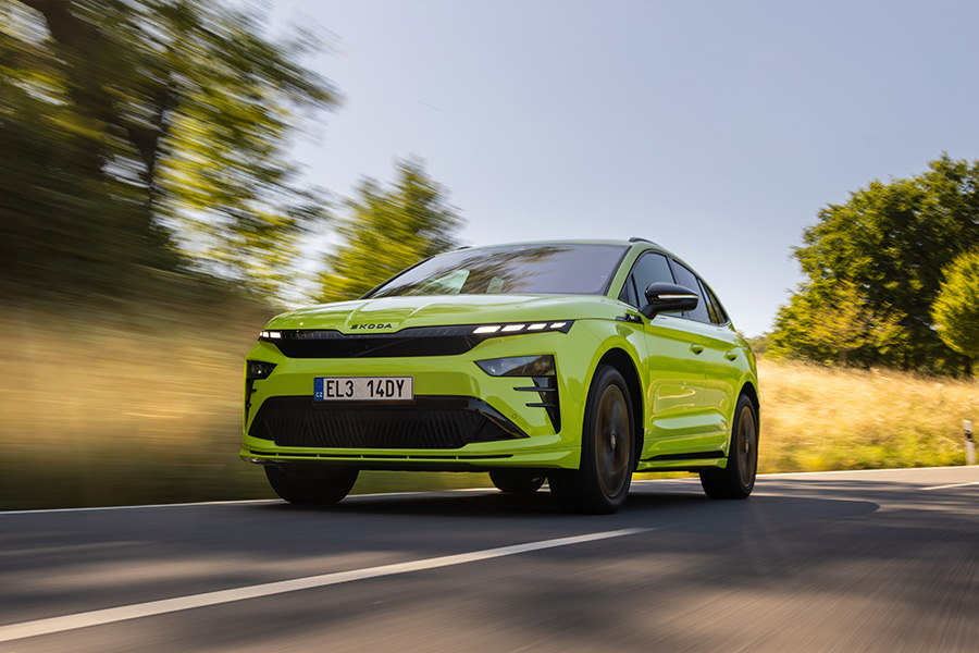 Der neue Skoda Enyaq während der Fahrt Der neue Skoda Enyaq während der Fahrt